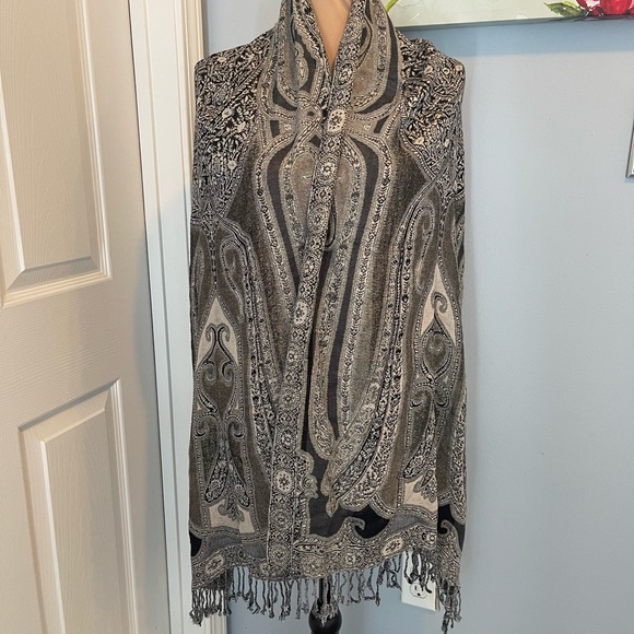 Fashion Shawl/Scarf - Picture 2 of 4